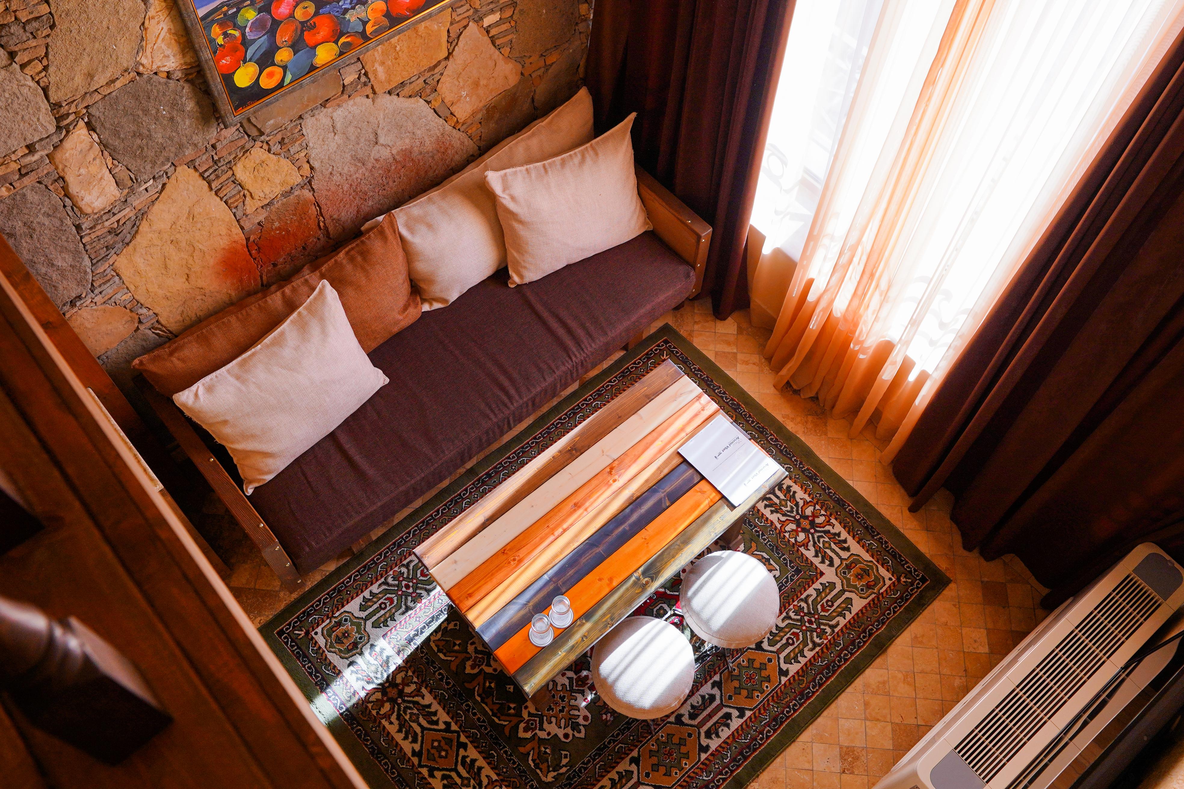 高加索酒店 Kasagh 外观 照片 A living room with a carpet